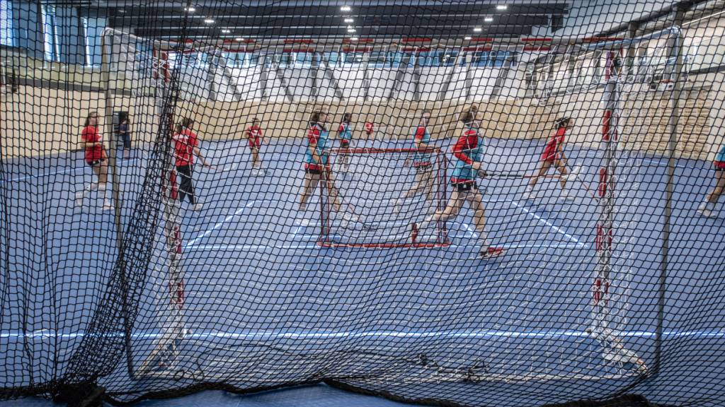 Das Luzerner Kinderparlament fordert zusätzliche Hallenplätze für Sportvereine. Die Bildungs-, Kultur- und Sportkommission des Grossen Stadtrates unterstützt das Anliegen. (Symbolbild)