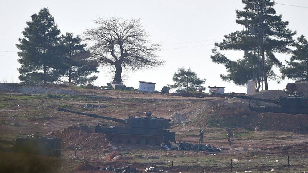 Türkische Soldaten tragen Munition zu einem Panzer, der an der Grenze zu Syrien steht. Seit Tagen beschiesst die Armee die Kurdenmiliz YPG, die zuletzt in Nordsyrien Geländegewinne verzechnete.