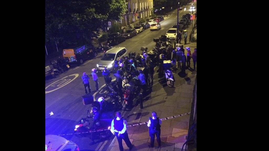 In London sind fünf Menschen bei Attacken mit Säure schwer verletzt worden.  Das Bild zeigt einen der Tatorte in London. Laut der Polizei besteht ein Zusammenhang zwischen den fünf Angriffen.