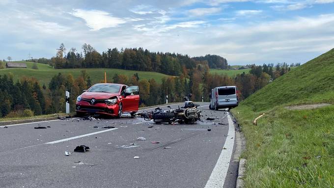 Töfffahrer stirbt bei Unfall in Menzingen