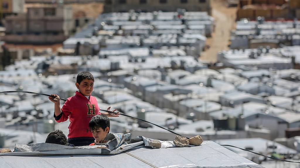 ARCHIV - Syrische Jungen spielen auf dem Dach einer Unterkunft im Flüchtlingslager Barra nordöstlich der libanesischen Hauptstadt Beirut. Foto: Marwan Naamani/dpa