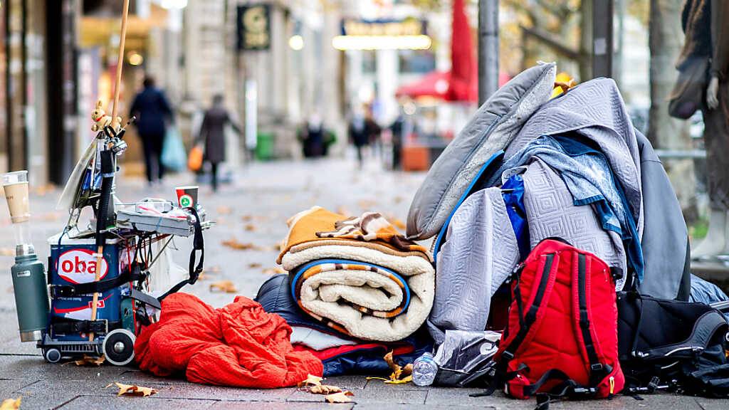 ARCHIV - Die Habseligkeiten eines Obdachlosen liegen auf einem Bürgersteig in der Innenstadt von Hannover. Foto: Hauke-Christian Dittrich/dpa