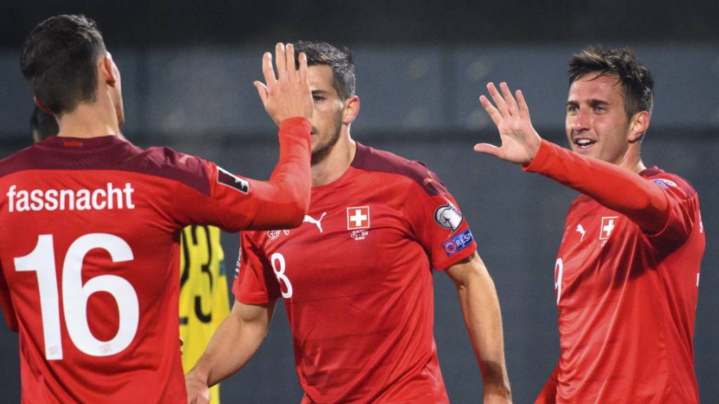 Christian Fassnacht und Mario Gavranovic klatschen ab: Bisher hat die Schweiz in der WM-Qualifikation unter dem neuen Trainer Murat Yakin alles richtig gemacht