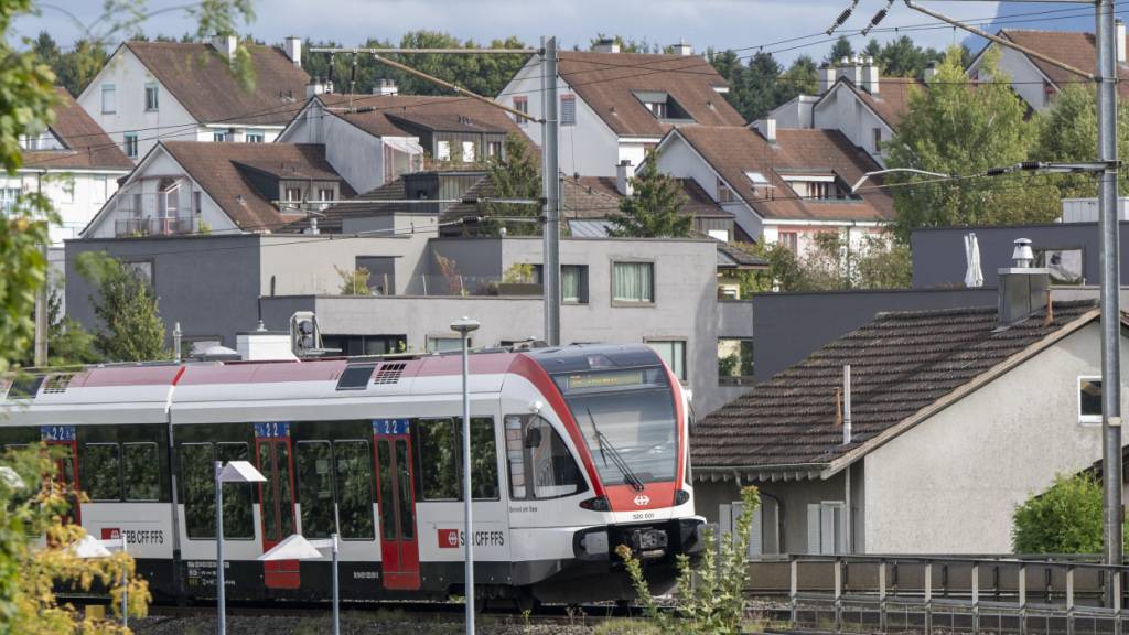 Ein 17-jähriger und 18-jähriger Train-Surfer stiegen laut Polizei in Lenzburg AG auf einen Zug der Seetalbahn. In Beinwil am See erlitt der 18-Jährige erlitt einen tödlichen Stromschlag. (Symbolbild)