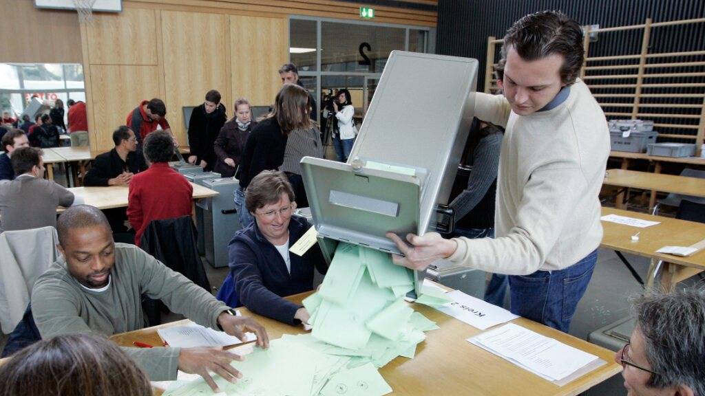 Viel Arbeit wartet 2024 auf Auszählerinnen und Auszähler beim Sortieren der Stimmzettel. (Symbolbild)