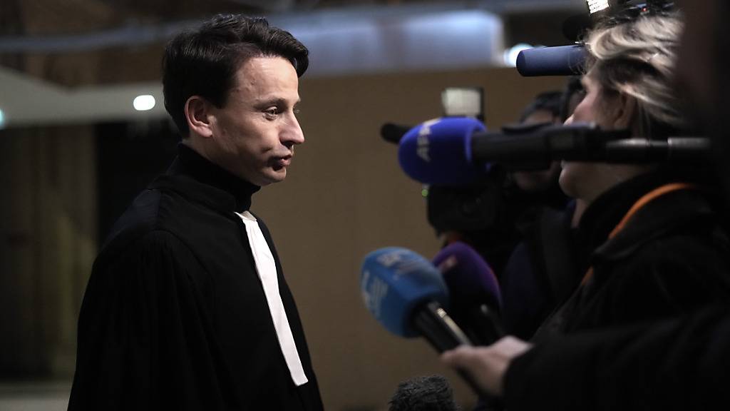 ARCHIV - Mickael Wacquez, Anwalt der Hauptangeklagten, spricht, vor Journalisten im Pariser Gerichtsgebäude, in dem der Terroranschlag während des Straßburger Weihnachtsmarkt verhandelt wird. Foto: Thibault Camus/AP/dpa
