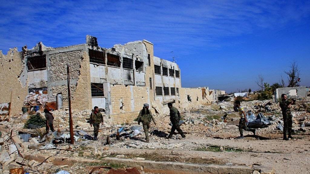Soldaten des syrischen Regimes bei Aleppo: Ein grosser Teil der Bevölkerung südlich der Stadt ist geflohen. (Symbolbild)