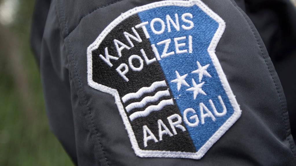 Die Kantonspolizei Aargau leitete am Freitagnachmittag eine Grossfahndung ein, nachdem eine Spaziergängerin in Otelfingen meldete, einen am Donnerstag geflüchteten Häftling in Otelfingen ZH gesehen zu haben. (Symbolbild)