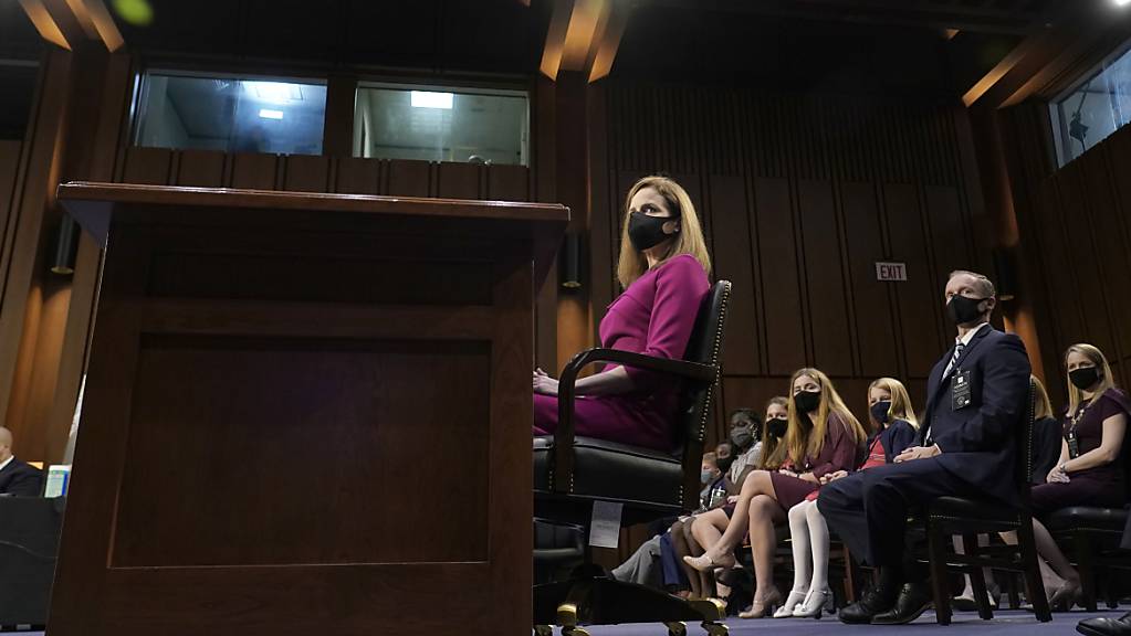 Amy Coney Barrett, Kandidatin für das Richteramt am Obersten Gericht der USA, sitzt bei einer Anhörung vor dem Justizausschuss des Senats auf dem Capitol Hill. Foto: Alex Edelman/Pool AFP/AP/dpa