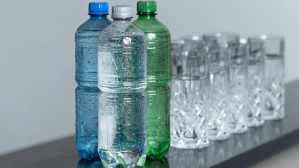 Valser verzichtet bei neuen Mineralwasserflaschen auf das Etikett