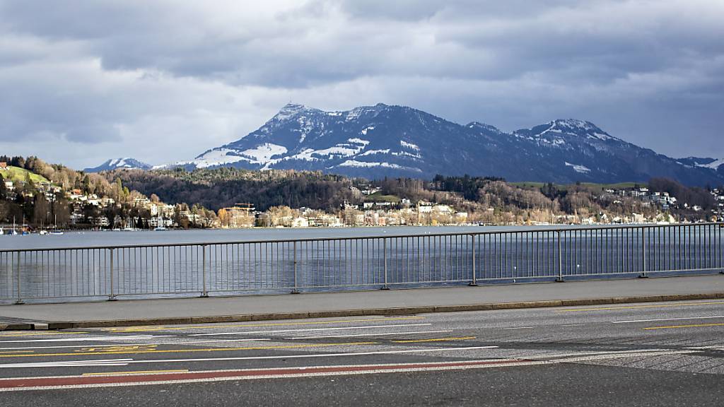 Kursschiff MS Europa fährt in Luzern rückwärts in Seebrücke