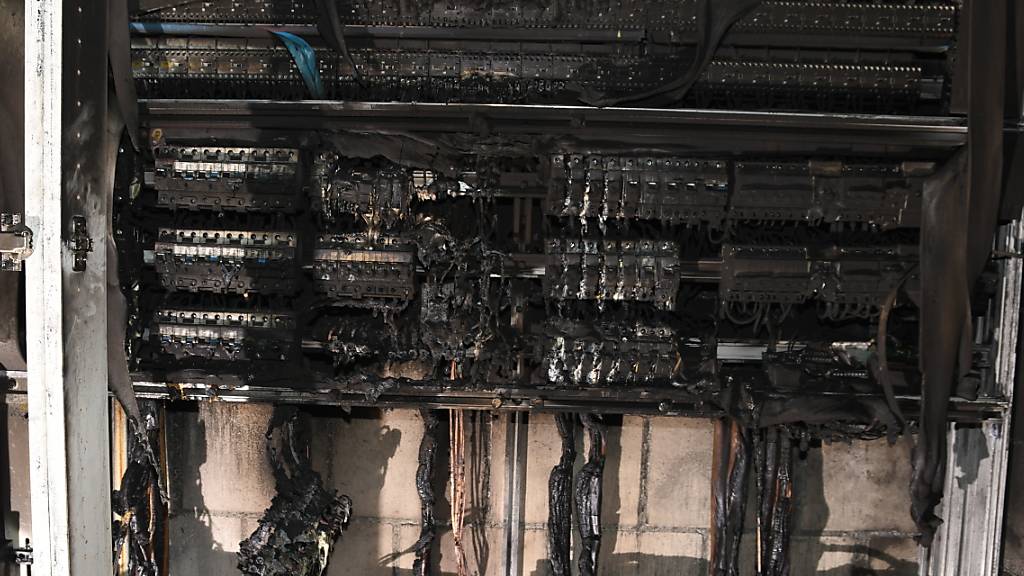 Vom Brand betroffen ist ein Elektrohauptverteiler eines Mehrfamilienhauses in Aarau Rohr.