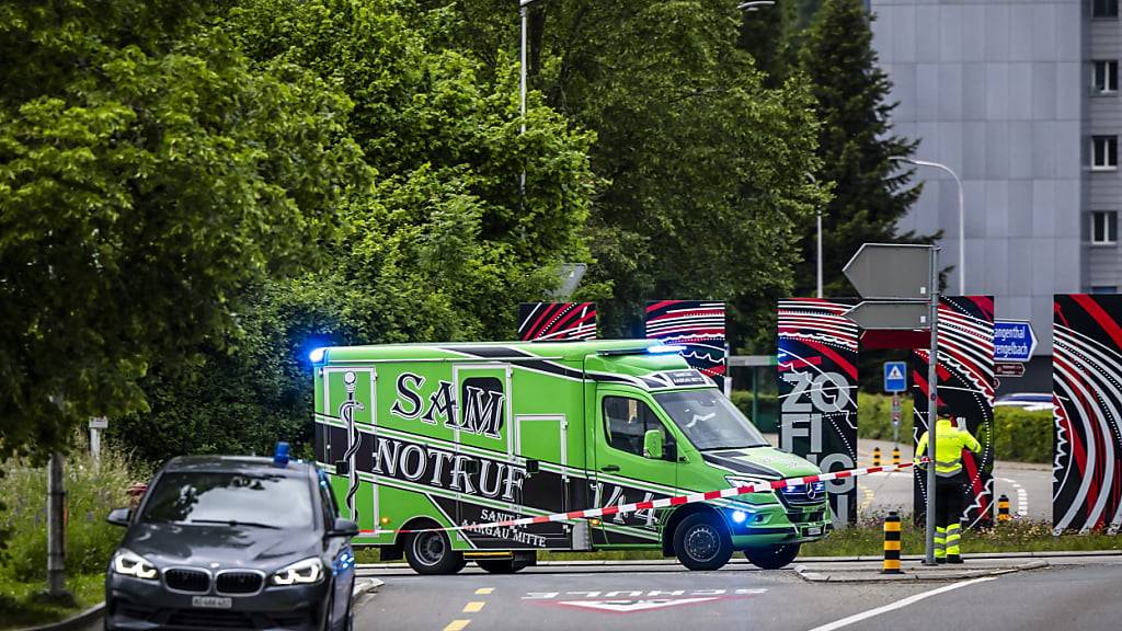 Ein Einsatzfahrzeug der Polizei und eine Ambulanz beim Bildungszentrum Zofingen BZZ, nach den Angriffen des psychisch auffälligen Mannes vom 15. Mai. (Archivbild)