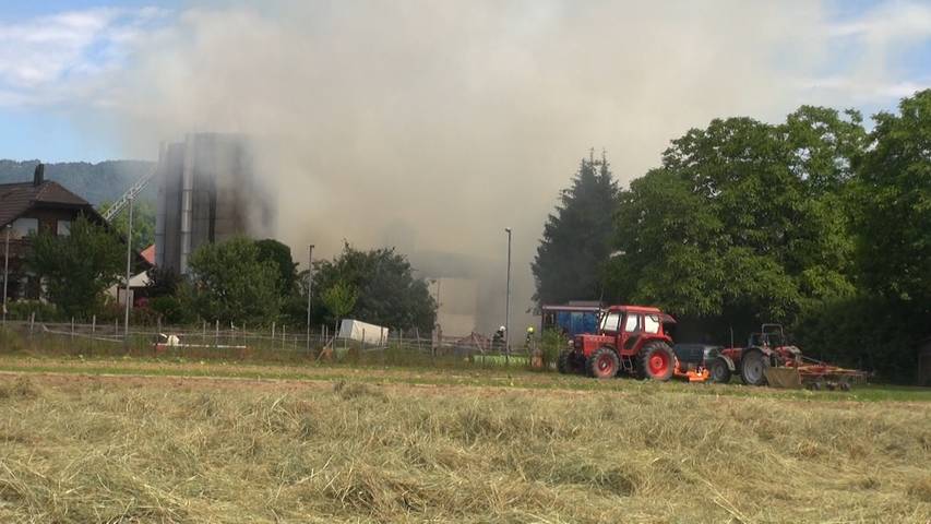 Grossbrand in Schwadernau (BE): Lagerhalle auf Bauernhof in Flammen