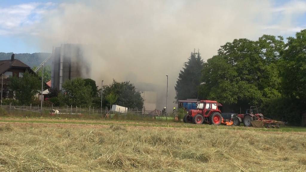 Lagerhalle auf Bauernhof steht in Flammen – keine Verletzten