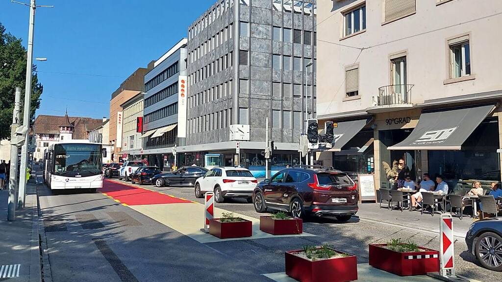 Die neu eingerichtete Aarauer Bahnhofstrasse bei der Einmündung der Kasinostrasse.