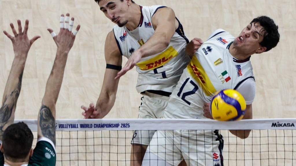 Dominanter Auftritt: Italiens Volleyballer mit Mattia Bottolo (re.) und Alessandro Michieletto setzten sich im WM-Halbfinal gegen Polen überraschend deutlich durch