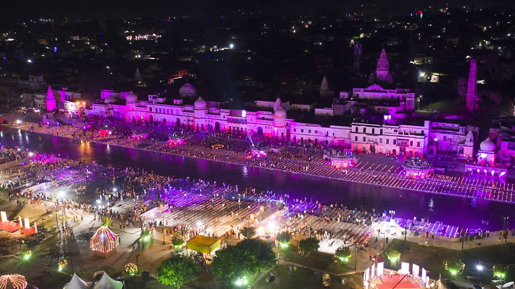 Blick auf die erleuchtete Stadt Ayodhya am Vorabend der Zeremonie der Grundsteinlegung für einen dem Hindu-Gott Ram geweihten Tempel. Foto: Rajesh Kumar Singh/AP/dpa