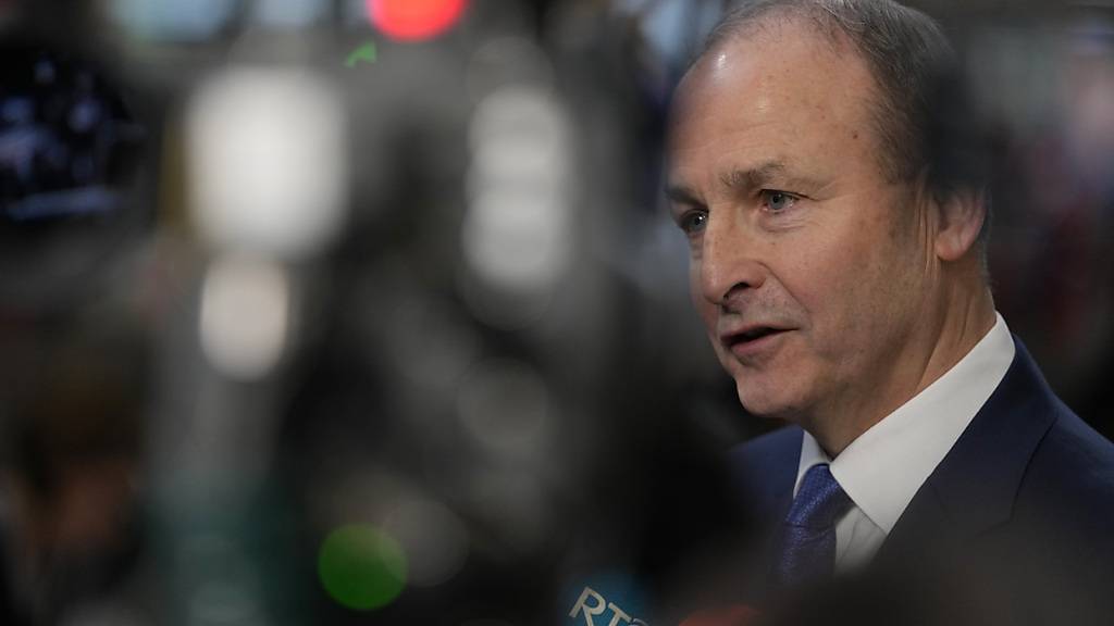 ARCHIV - Micheál Martin, damals Premierminister von Irland und mittlerweile Außenminister seines Landes, spricht bei seiner Ankunft zum EU-Gipfel mit Journalisten. Foto: Virginia Mayo/AP/dpa