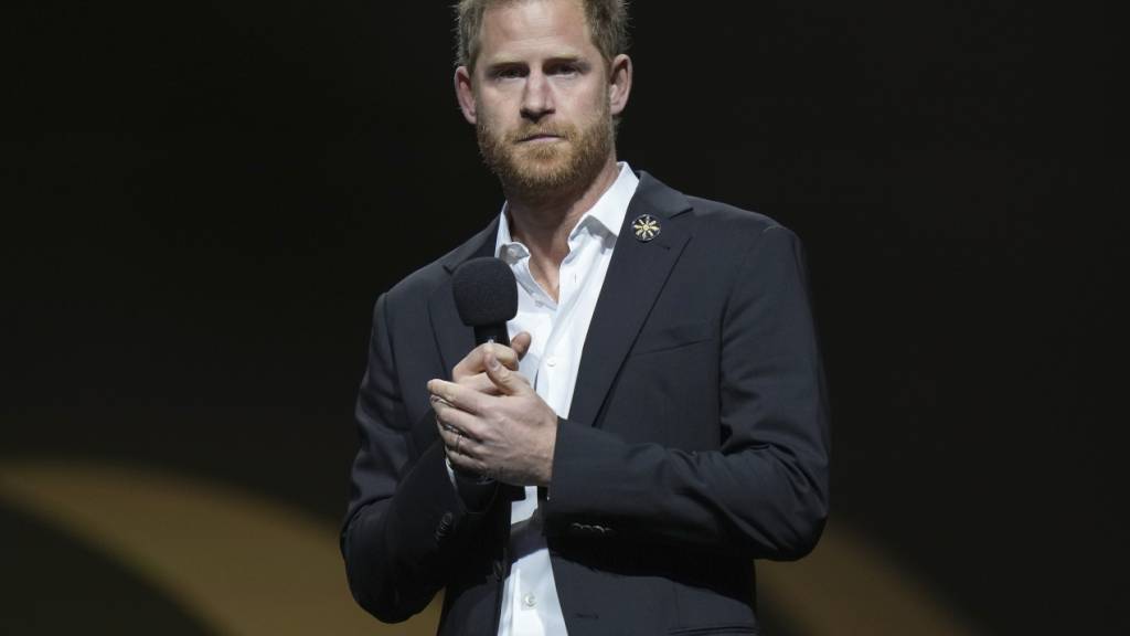 ARCHIV - Der britische Prinz Harry, der Herzog von Sussex, spricht während der Abschlusszeremonie der Invictus Games 2025. Foto: Darryl Dyck/The Canadian Press/dpa
