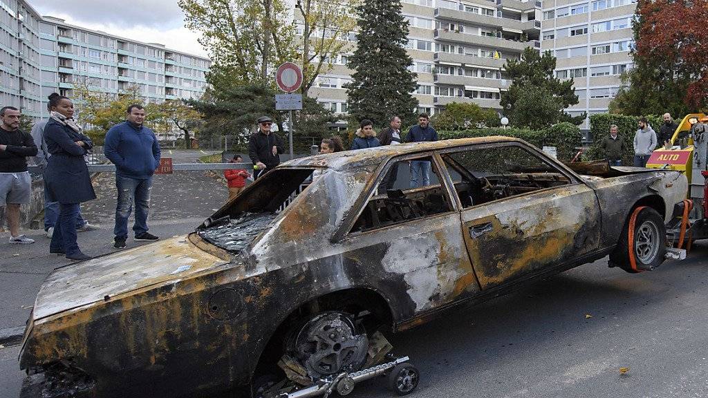 Dieses Auto wurde ein Raub der Flammen: Am Sonntagmorgen hat es in einer Tiefgarage in Vernier GE gebrannt.