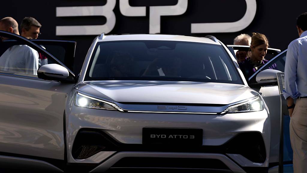 Chinesische Elektroautos wie etwa von BYD (im Bild zu sehen bei der Automesse IAA) finden auch in Europa immer mehr Anklang. Sie sind vor allem oft deutlich günstiger als die europäischen Konkurrenzprodukte. (Archivbild)