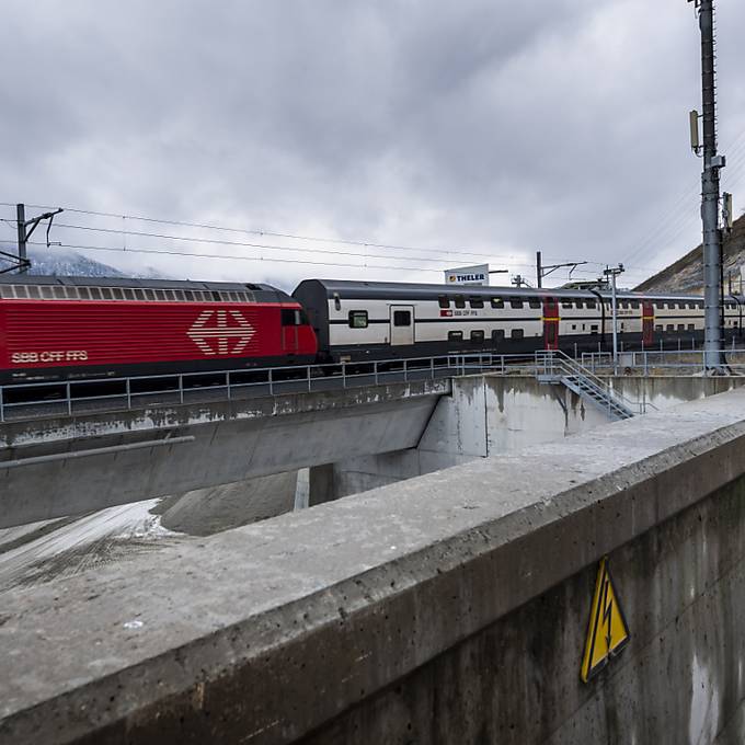 Güterzüge fahren wieder durch den Lötschberg-Basistunnel im Berner Oberland