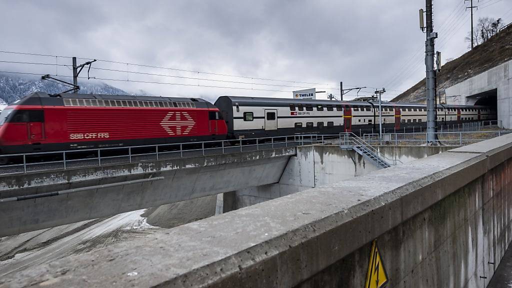 Sowohl die Güter- wie auch die Passagierzüge können wieder wie gewohnt den Lötschberg-Basistunnel passieren. (Archivbild)