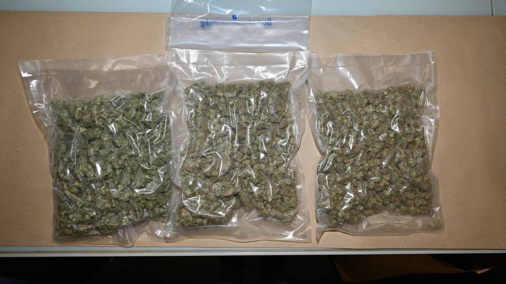 Mehrere Kilo Betäubungsmittel: Zuger Polizei stellt zwei mutmassliche Drogendealer