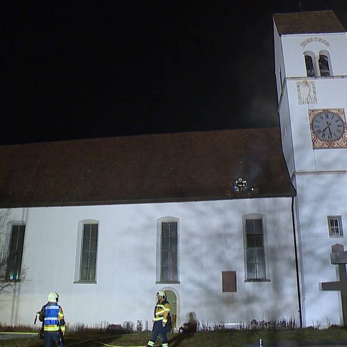 Katholische Kirche brennt am Silvesterabend