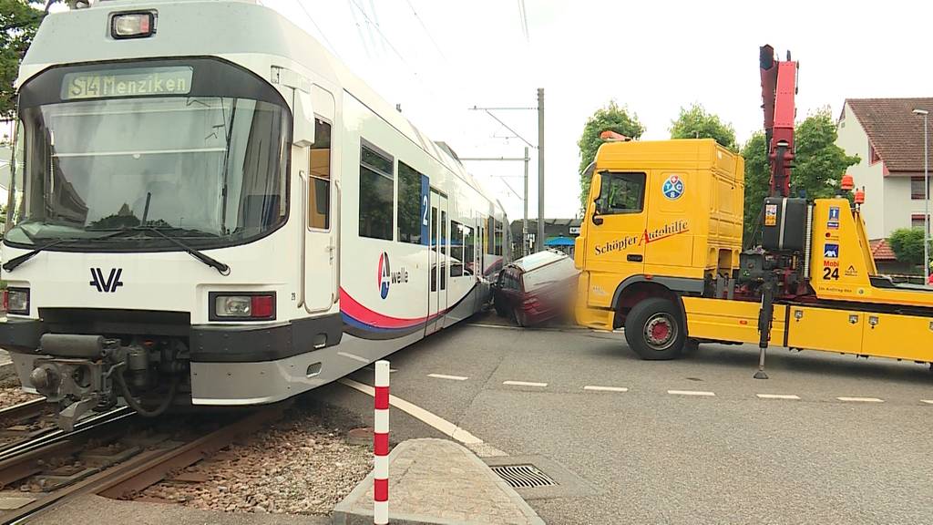 Spektakulärer Unfall: In Buchs fährt ein Auto zweimal in die WSB und in zwei Post-Töffli