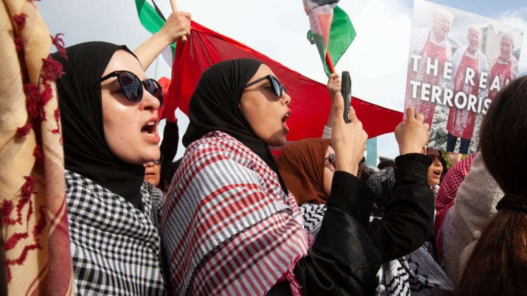 ARCHIV - Demonstranten versammeln sich vor der US-Botschaft in Tunis, um die Palästinenser im Gazastreifen zu unterstützen und sich gegen eine Normalisierung der Beziehungen zu Israel zu wenden. Foto: Ons Abid/AP/dpa