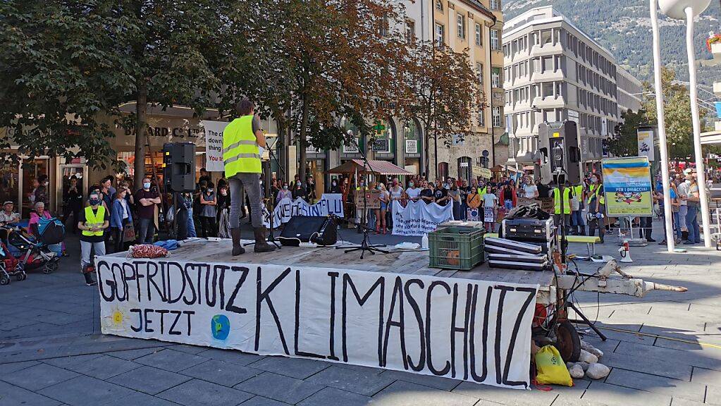 An einer Klimademonstration in Chur forderten am Samstag rund 150 Aktivistinnen und Aktivisten Klimagerechtigkeit.