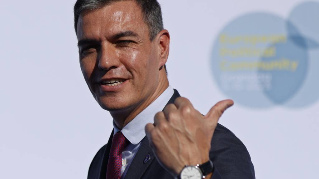 Pedro Sanchez, amtierender Ministerpräsident von Spanien, trifft auf dem Europa-Gipfel in Granada ein. Sánchez hat der Ukraine weitere Unterstützung im Abwehrkampf gegen die russische Invasion zugesagt. Foto: Fermin Rodriguez/AP
