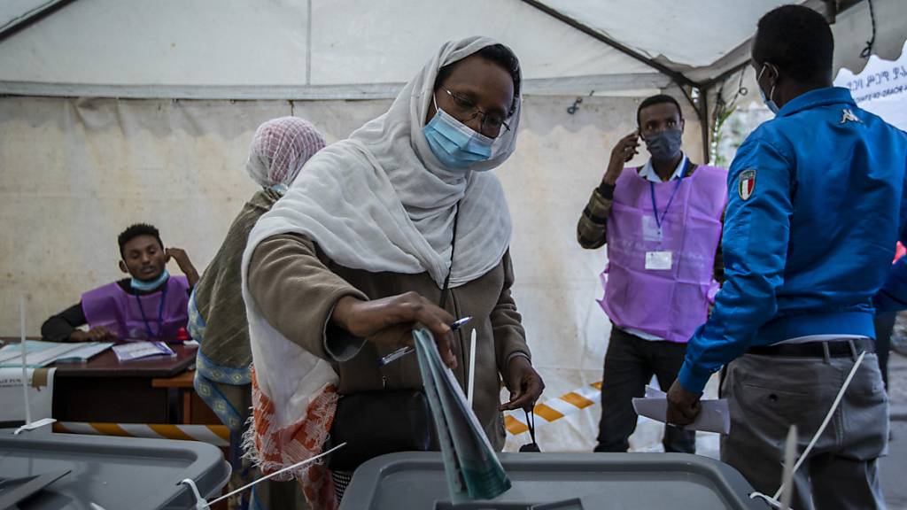 Eine Frau gibt ihre Stimmen bei der Parlamentswahl in einem Wahllokal in Addis Ababa ab