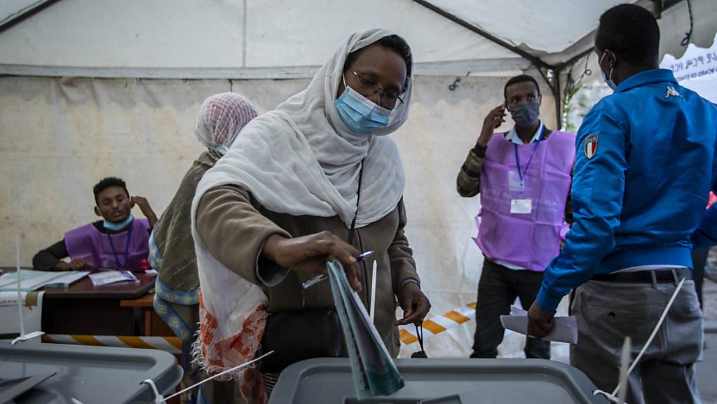 Eine Frau gibt ihre Stimmen bei der Parlamentswahl in einem Wahllokal in Addis Ababa ab
