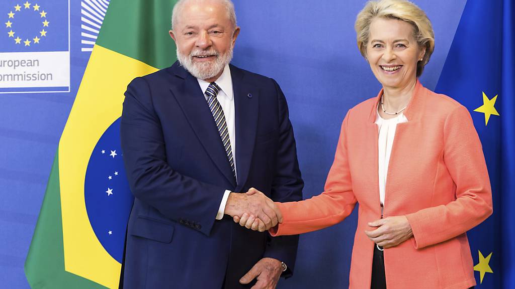Ursula von der Leyen, Präsidentin der Europäischen Kommission, und Luiz Inacio Lula da Silva, Präsident von Brasilien, begrüßen sich vor einem EU-Gipfel mit Staaten aus Karibik und Lateinamerika. Foto: Geert Vanden Wijngaert/AP/dpa