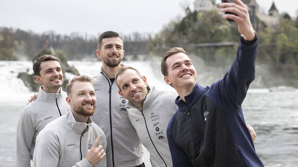 Das zuversichtliche Schweizer WM-Team vor dem Rheinfall