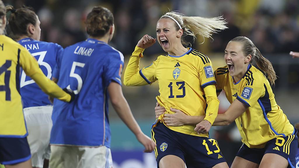 Amanda Ilestedt (13) jubelt nach ihrem zweiten Treffer mit ihren Teamkolleginnen. Schweden ist dank des zweiten Sieges im zweiten Spiel bereits für die Achtelfinals qualifiziert