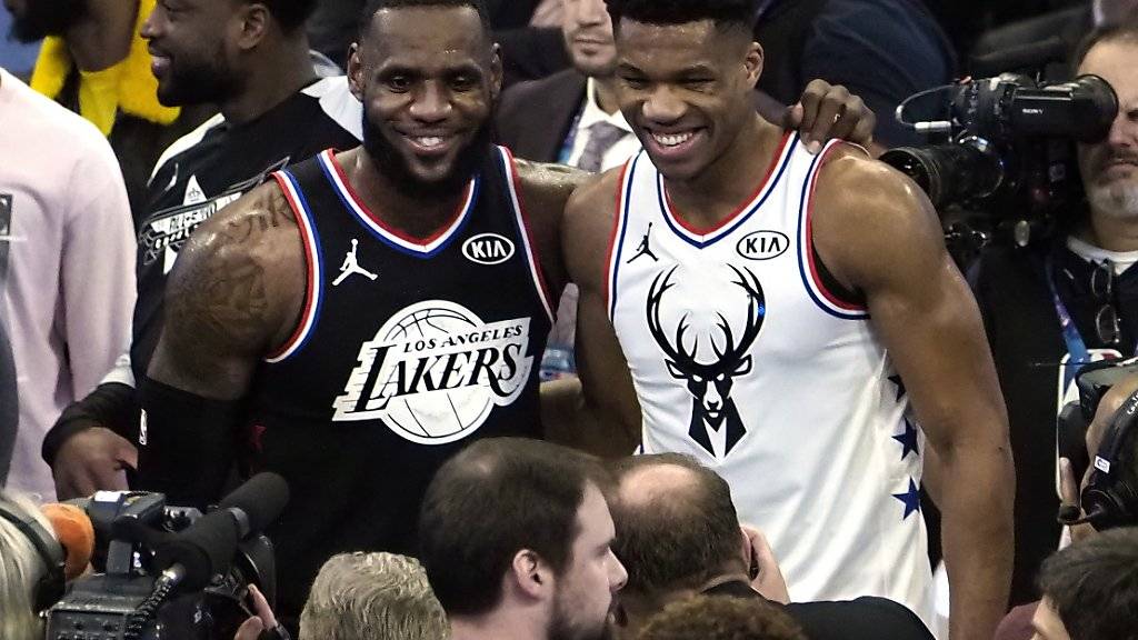 Die Captains LeBron James (links) und Giannis Antetokounmpo durften sich nach einer Fan-Abstimmung ihr Team für das NBA All Star Game zusammenstellen