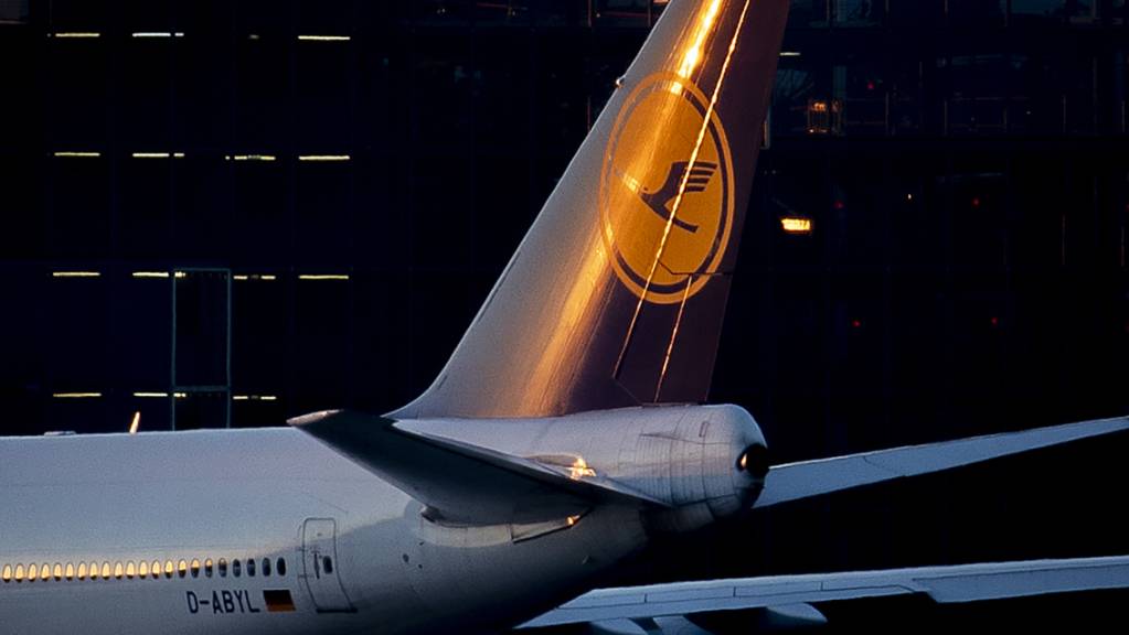 Die Corona-Krise brockt der Lufthansa einen weiteren Milliardenverlust ein. (Archiv)