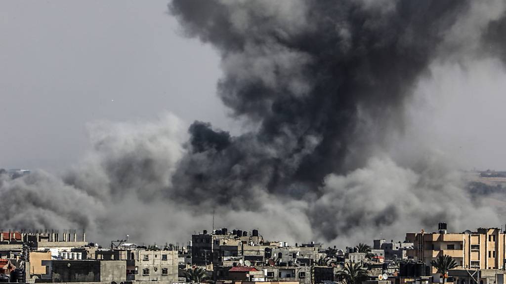 Rauch steigt nach israelischen Luftangriffen über Gebäuden in Rafah auf. Foto: Abed Rahim Khatib/dpa