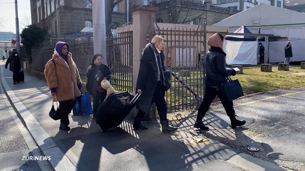 Ukrainische Flüchtlinge kommen in Zürich an