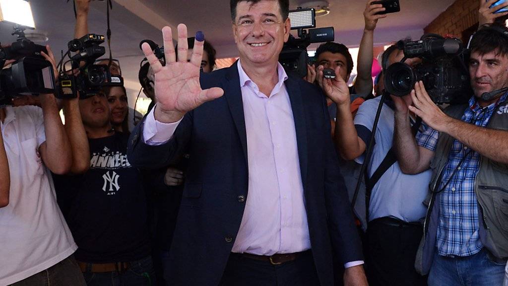 Präsidentschaftskandidat Efraín Alegre (Mitte) von der Mitte-Links-Koalition Ganar gibt sich siegesgewiss.