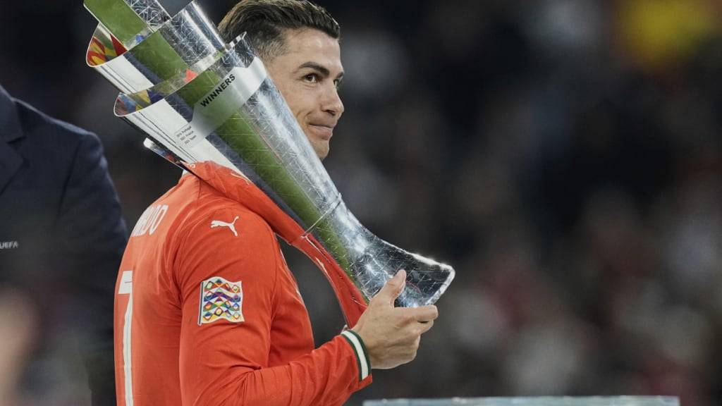 Cristiano Ronaldo schultert nach dem gewonnenen Nations-League-Final lässig die Siegertrophäe