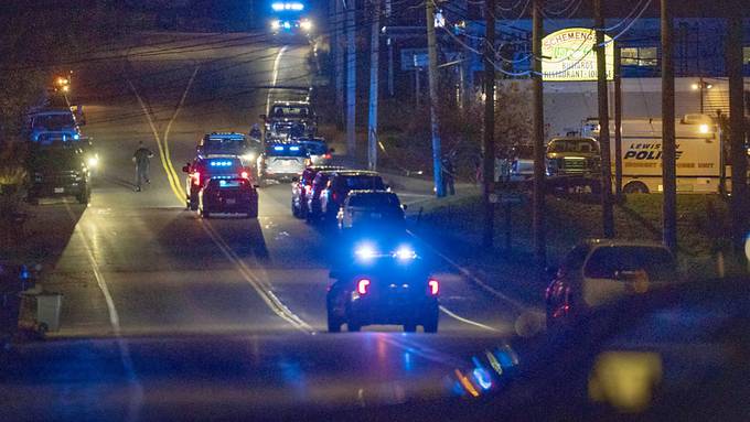 Behörden korrigieren Zahl: 18 Tote bei Angriff Maine – Täter auf der Flucht