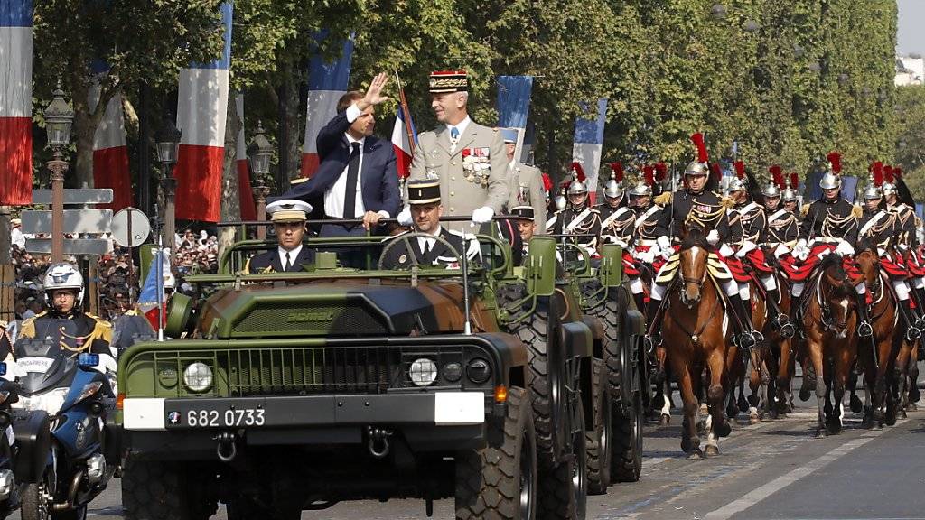 Frankreichs Präsident Emmanuel Macron und Generalstaabschef François Lecointre eröffnen in Paris die Militärparade zum Nationalfeiertag.