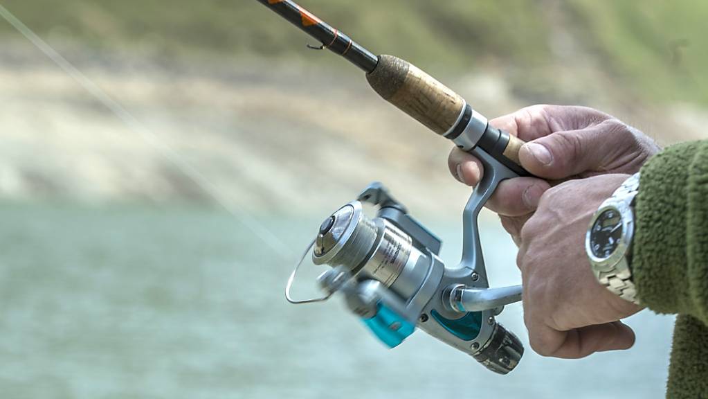 Neben der Angelrute wird für die Nidwaldner Fischer das Smartphone zum unverzichtbaren Utensil. (Symbolbild)