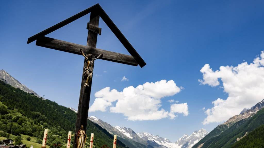 Ein Wegkreuz in Ferden, im Hintergrund das Bergsturzgebiet von Blatten. (Archivaufnahme)