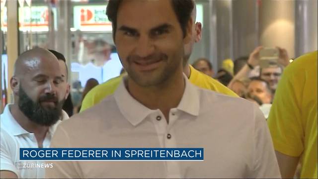 Roger Federer gibt Autogramme im Shoppi Tivoli